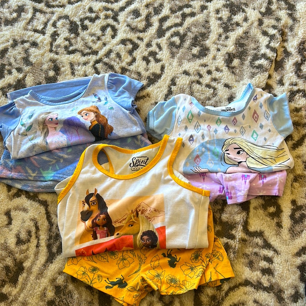 Set a little girls short pajamas.